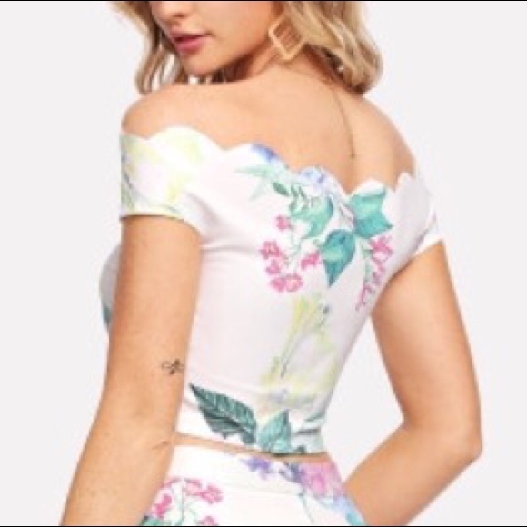 New Crop Top Scalloped Off Shoulder Small Floral - Picture 4 of 4